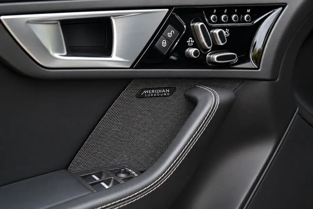 Jaguar F-Type 5,0 S/C R Coupé aut. AWD 2d · 10