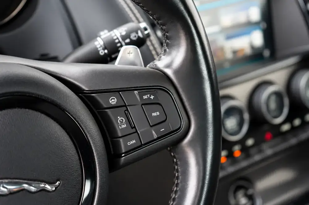 Jaguar F-Type 5,0 S/C R Coupé aut. AWD 2d · 11